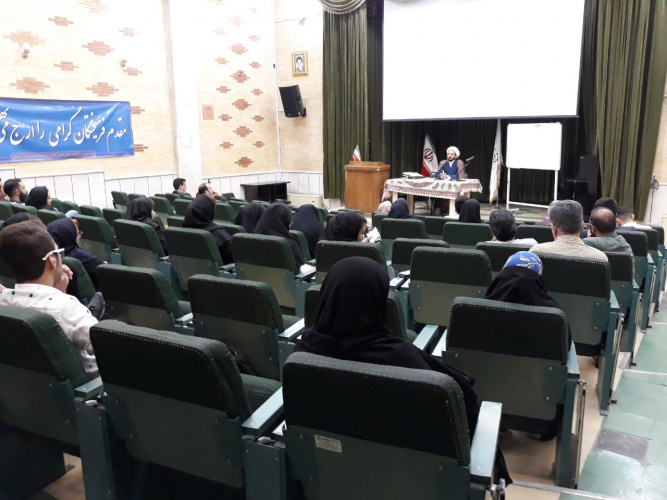 کرسی آزاد اندیشی با موضوع از دواج در قرآن و جامعیت قرآن