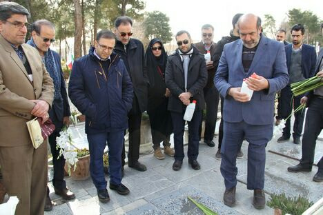 مراسم غبار روبی از مزار شهدای هشت سال دفاع مقدس توسط دانشگاه جامع علمی کاربردی استان اصفهان