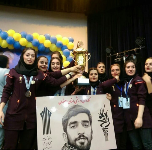 کاپ طلا در دست دختران نصف جهان